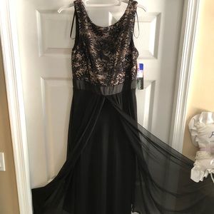 Gorgeous brand new with tags Betsy & Adam gown 10